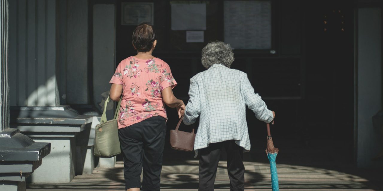 Aides à domicile et infirmières à domicile : une fusion qui pose de nombreuses questions