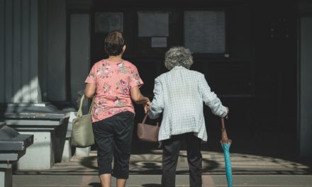 Aides à domicile et infirmières à domicile : une fusion qui pose de nombreuses questions